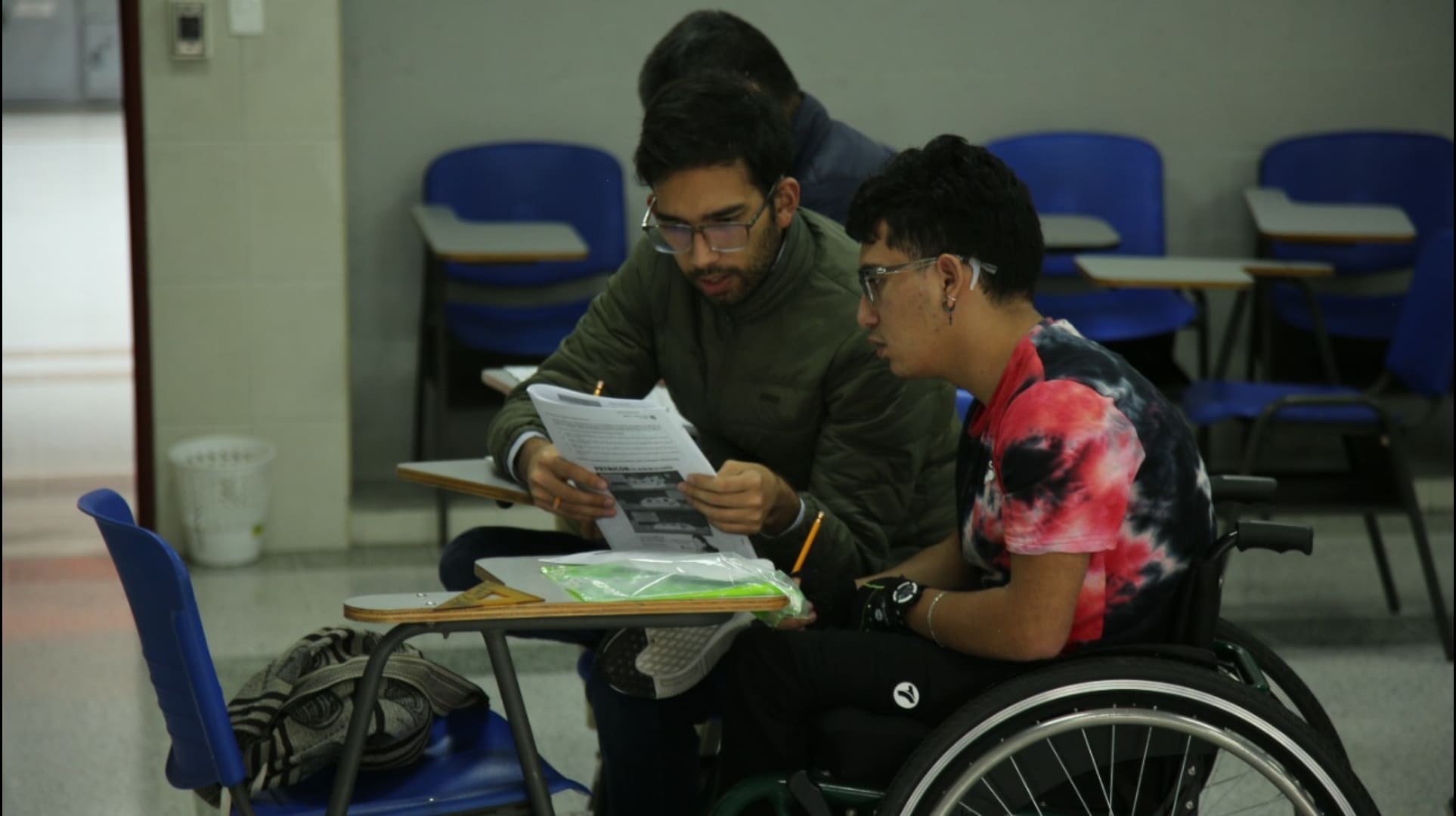 Persona con discapacidad presentando los exámenes de estado.