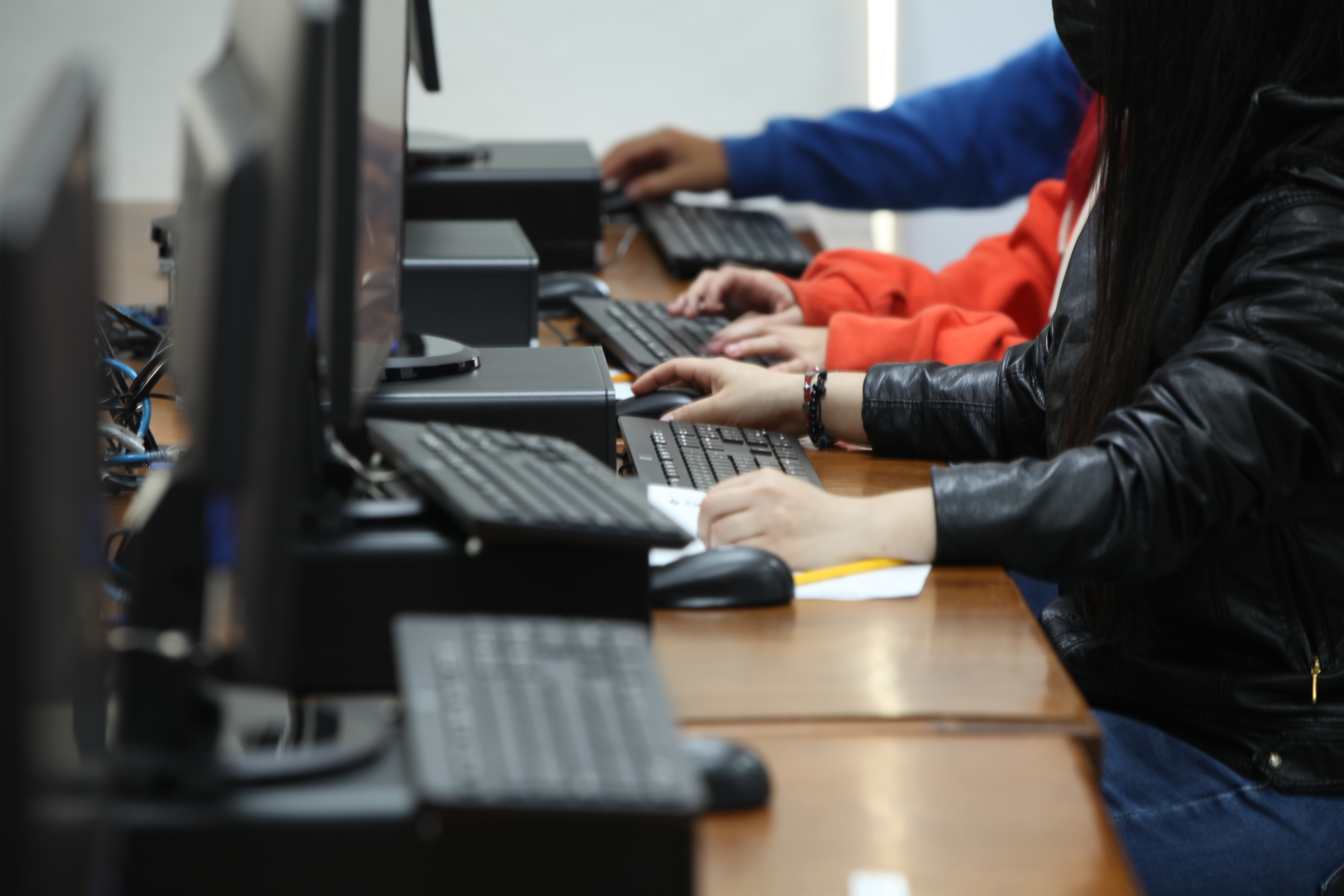 Estudiantes resolviendo examen en computadores